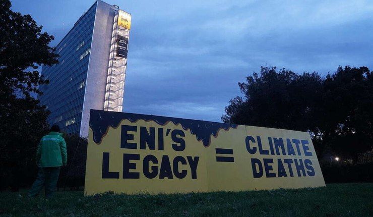 Protesta Greenpeace oggi roma ENI