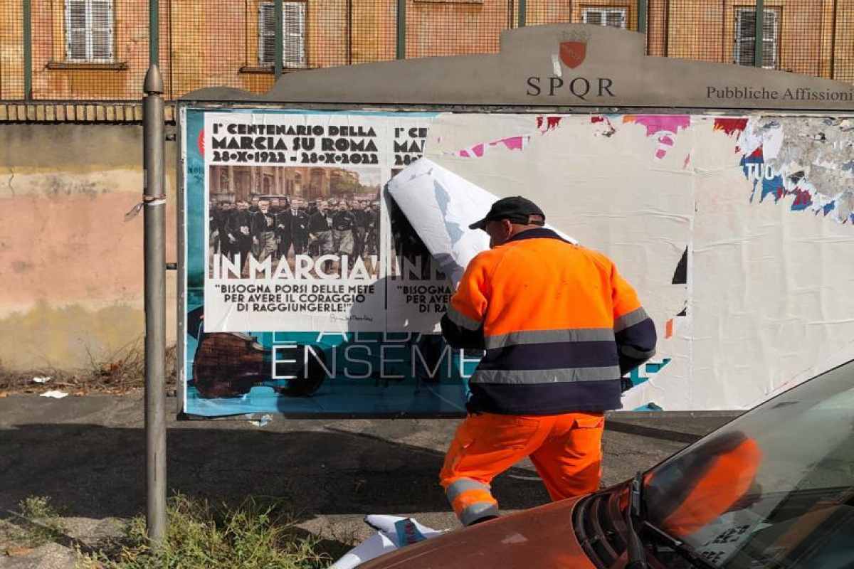 Manifesti abusivi a Roma- www.IlCorrieredellaCittà.com
