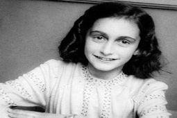 Un'immagine di Anna Frank, la tredicenne protagonista e narratrice in prima persona dei famosi "Diari" - www.IlCorrieredellacittà.com