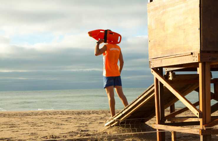 Bagnino di vedetta in spiaggia