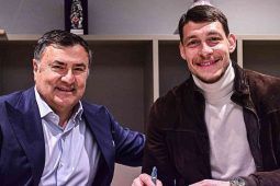 Andrea Belotti firma per la Fiorentina