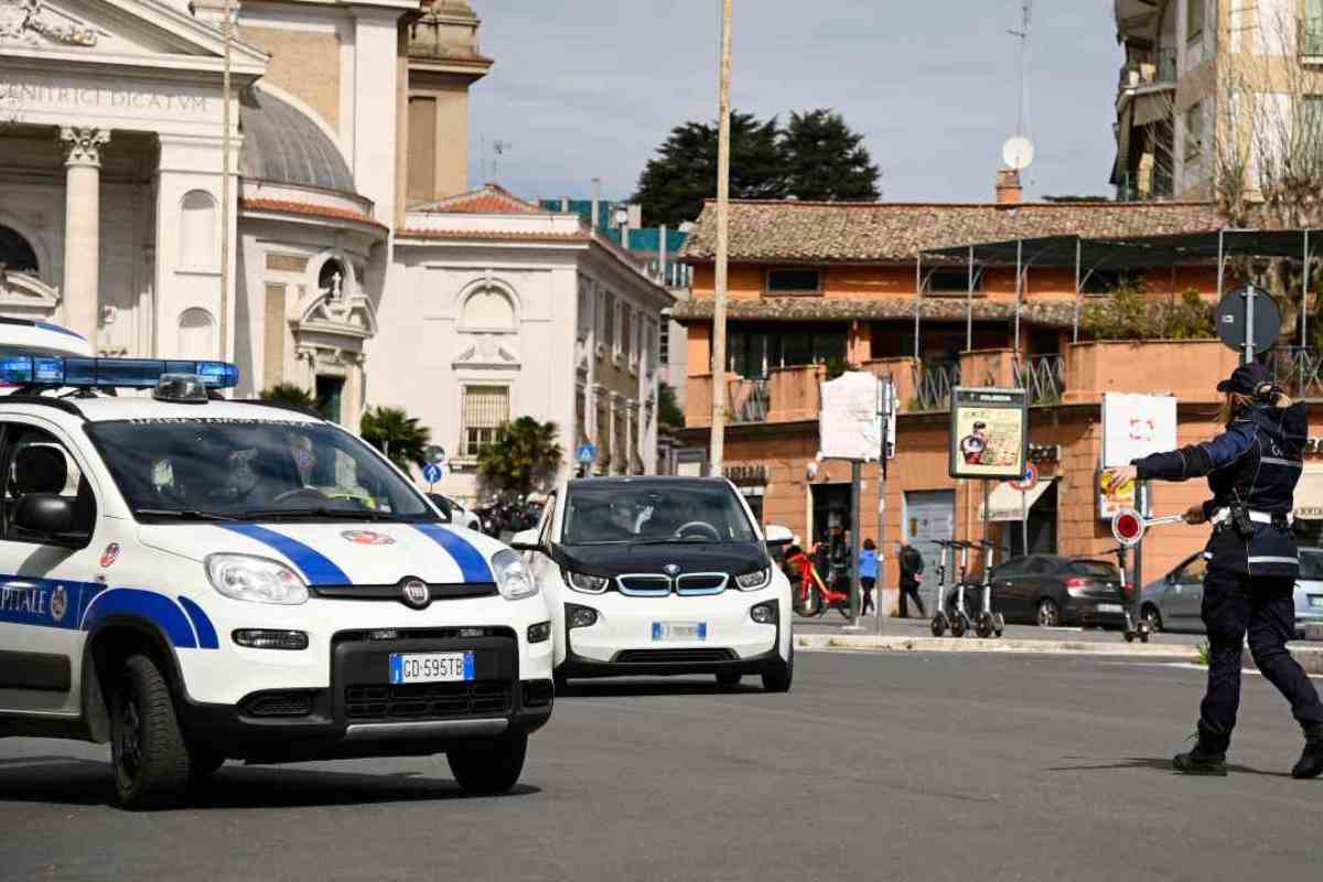 Tenta di investire l'agente della Polizia locale a Roma