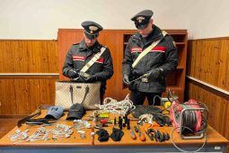 Il materiale sequestrato dai Carabinieri di Civitavecchia dopo la perquisizione di una macchina sospetta a Santa Marinella - www.IlCorrieredellacittà.com