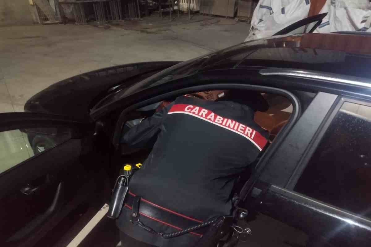 Un momento del controllo dell'auto da parte dei Carabinieri di Civitavecchia a Santa Marinella - www.IlCorrieredellacittà.com