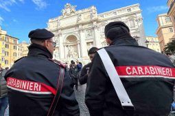 Carabinieri davanti alla Fontana di Trevi