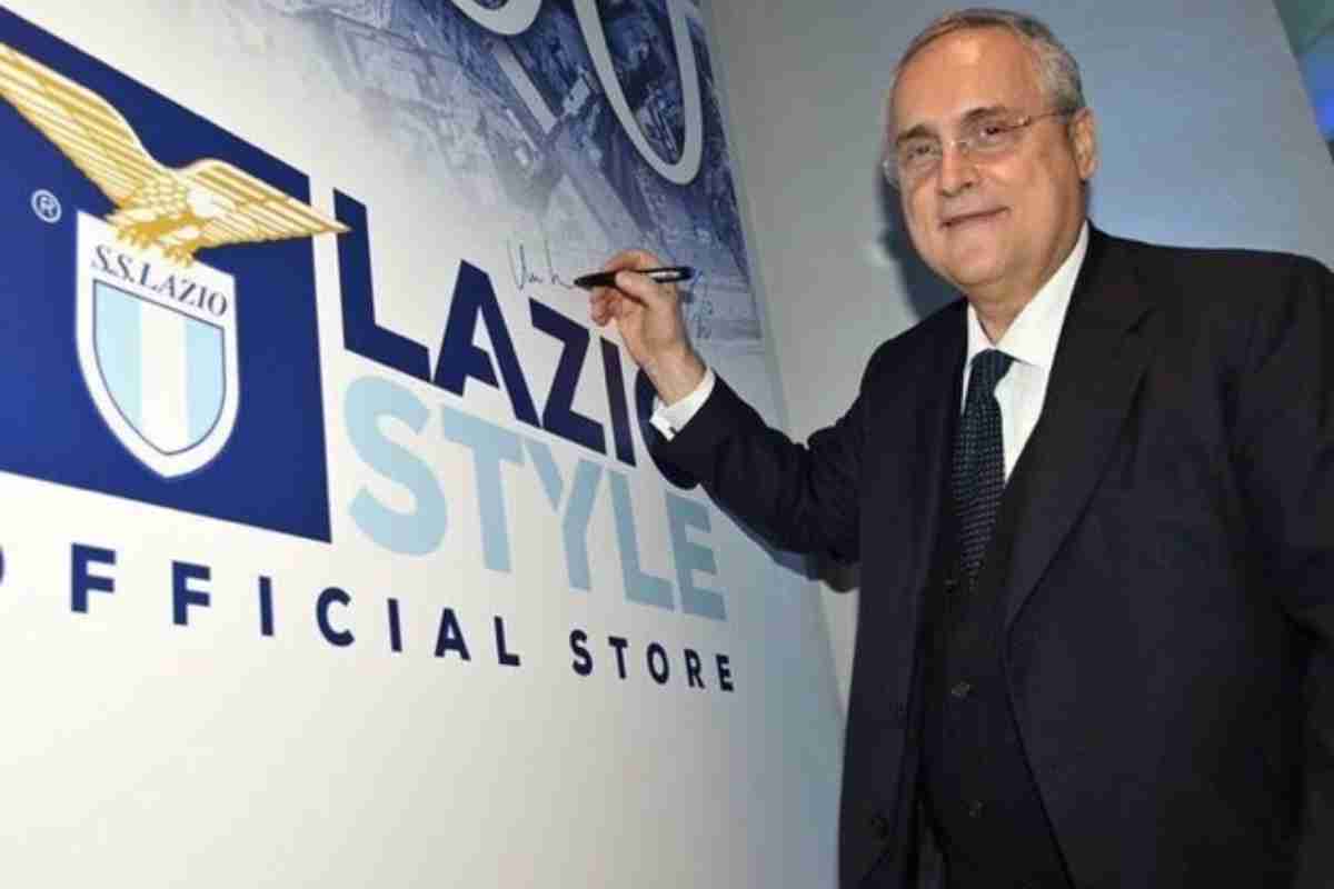 Claudio Lotito autografa logo Lazio Style