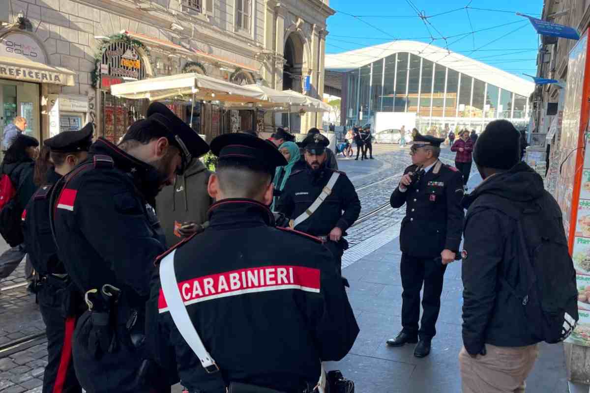 Controlli dei carabinieri a Roma Termini