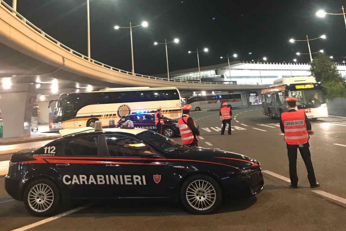 Controlli dei Carabinieri presso l'aeroporto di Fiumicino Leonardo da Vinci