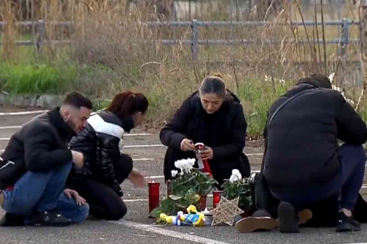 Familiari mettono lumini sul luogo dell'omicidio di Ivan Alexandru