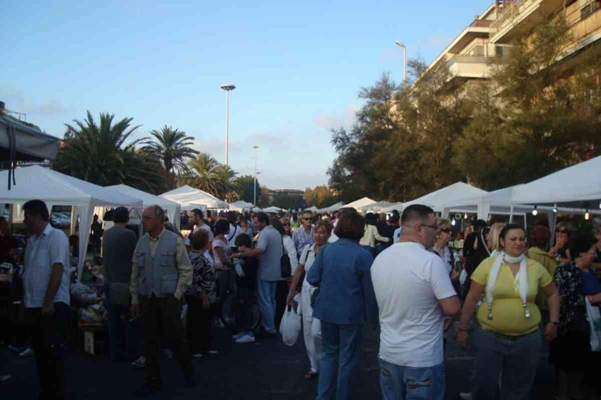 Mercatino dell'artigianato a Ostia