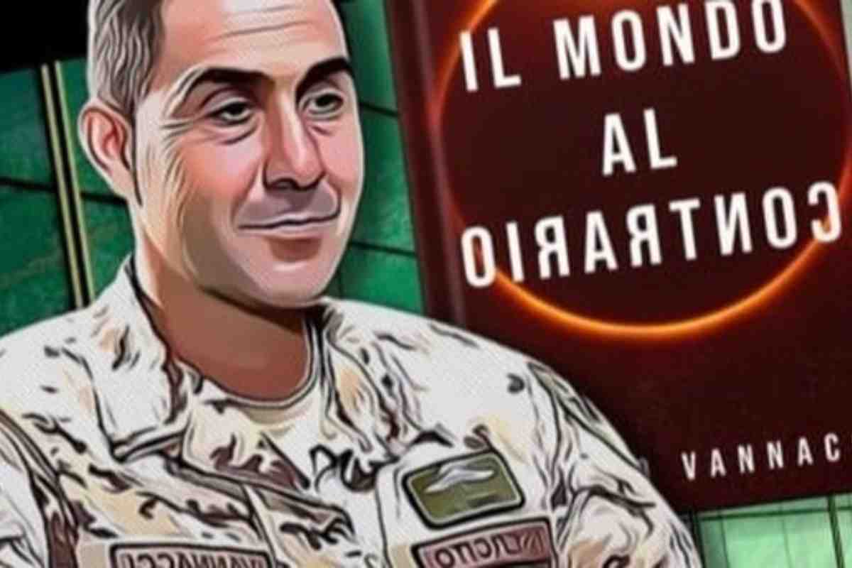 Roberto Vannacci con il suo libro "Il mondo al contrario"