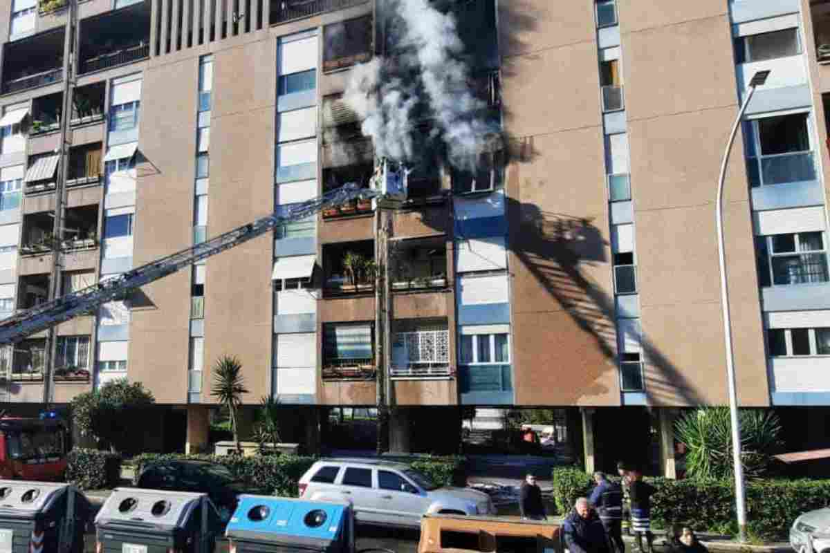 Incendio al palazzo di via Salvatore Lorizzo