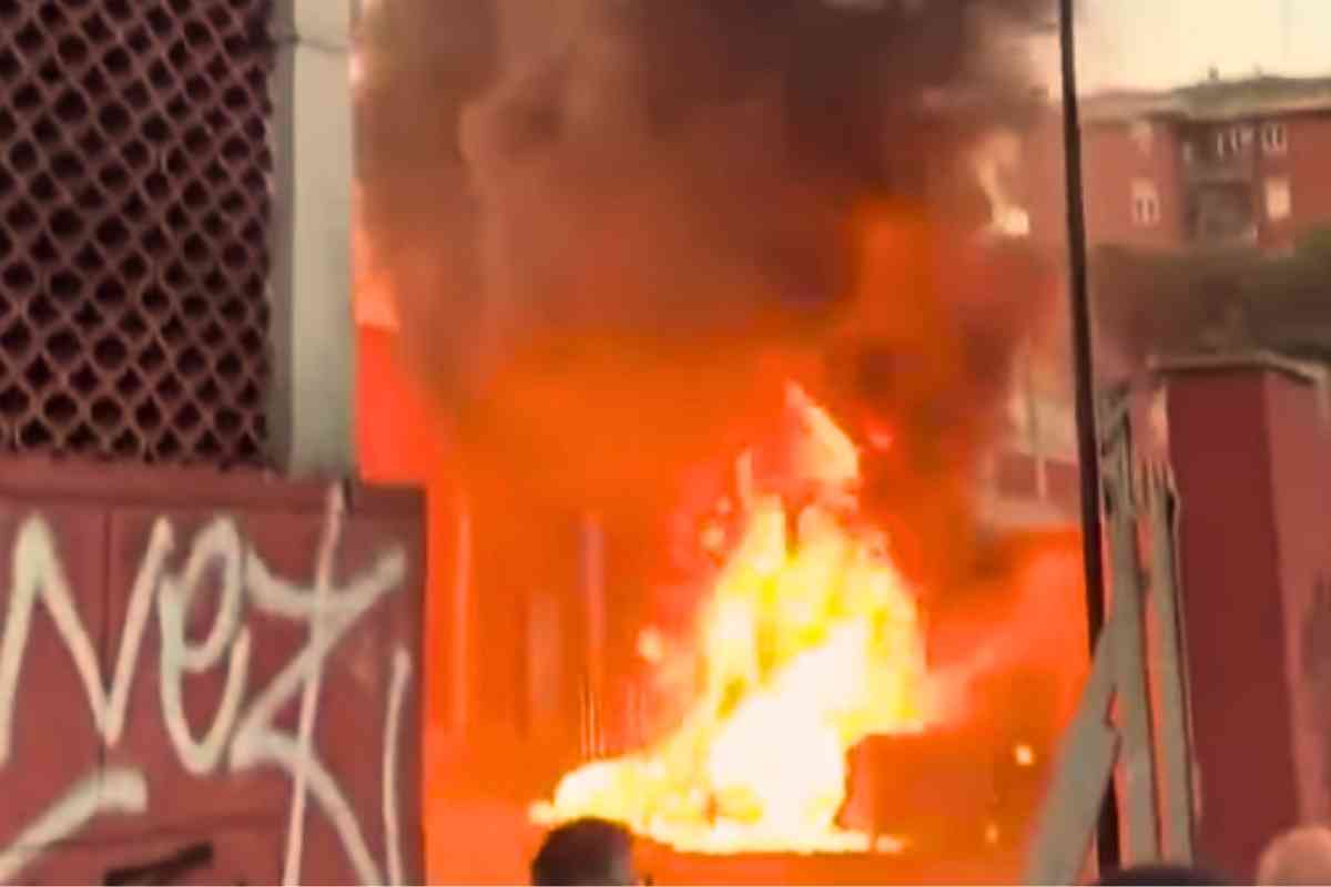 Incendio all'esterno del supermercato Conad del Trullo