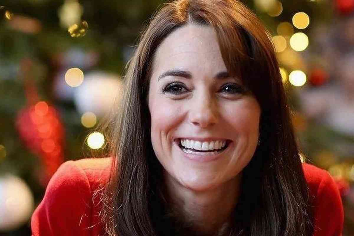 Kate Middleton sorride