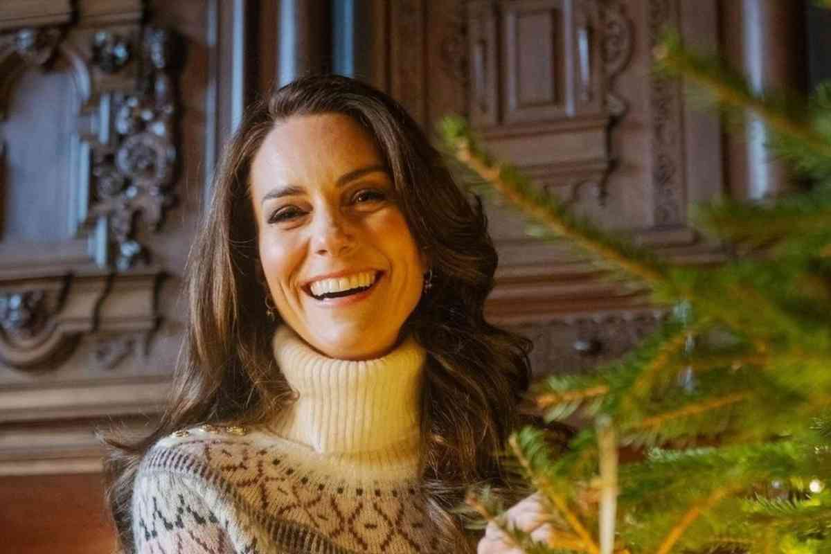 Kate Middleton con l'albero di Natale