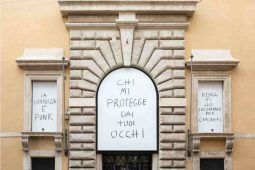 Alcune scritte che fanno parte della mostra "La Biblioteca del mondo", esposta a Palazzo Ruspoli fino ad aprile 2024 - www.IlCorrieredellacittà.com