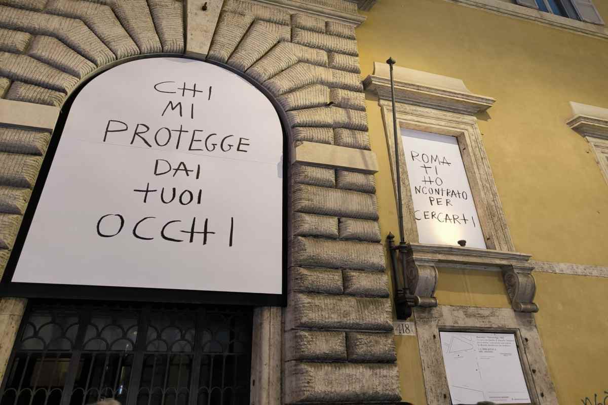 Alcune scritte che fanno parte della mostra "La Biblioteca del mondo", esposta a Palazzo Ruspoli fino ad aprile 2024 - www.IlCorrieredellacittà.com