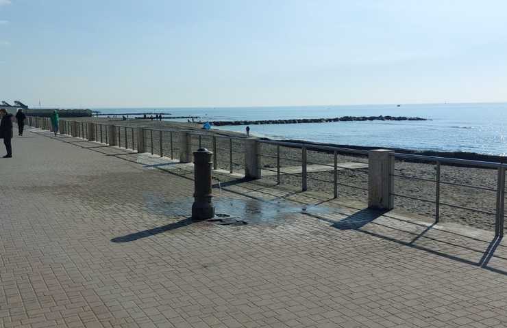 Lungomare di Ostia pulito dalla sabbia