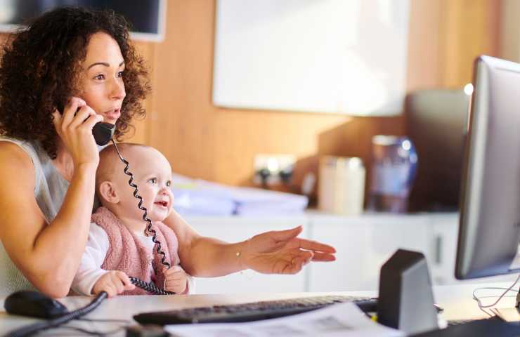 Mamma al pc con il suo bimbo