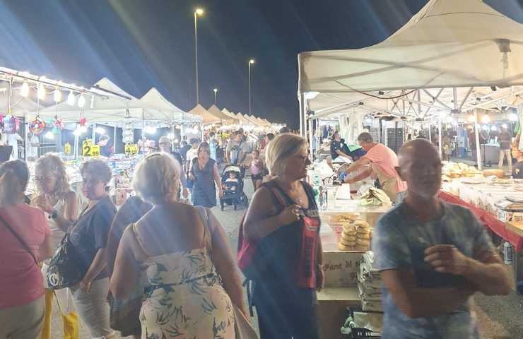 Mercatino dell'artigianato a Ostia