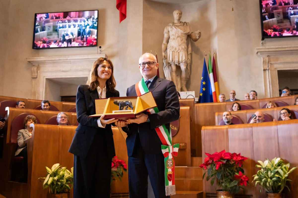 Paola Cortellesi ha ricevuto al Campidoglio la Lupa Capitolina dal Sindaco Gualtieri