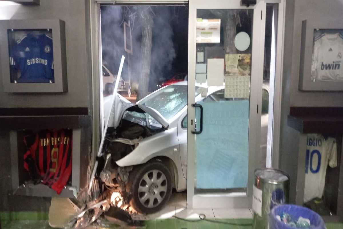 Un'auto rubata ha fatto irruzione in una nota paninoteca di Tivoli, spaventando i presenti. L'autista, fuggito, è ricercato dai carabinieri - www.IlCorrieredellacittà.com