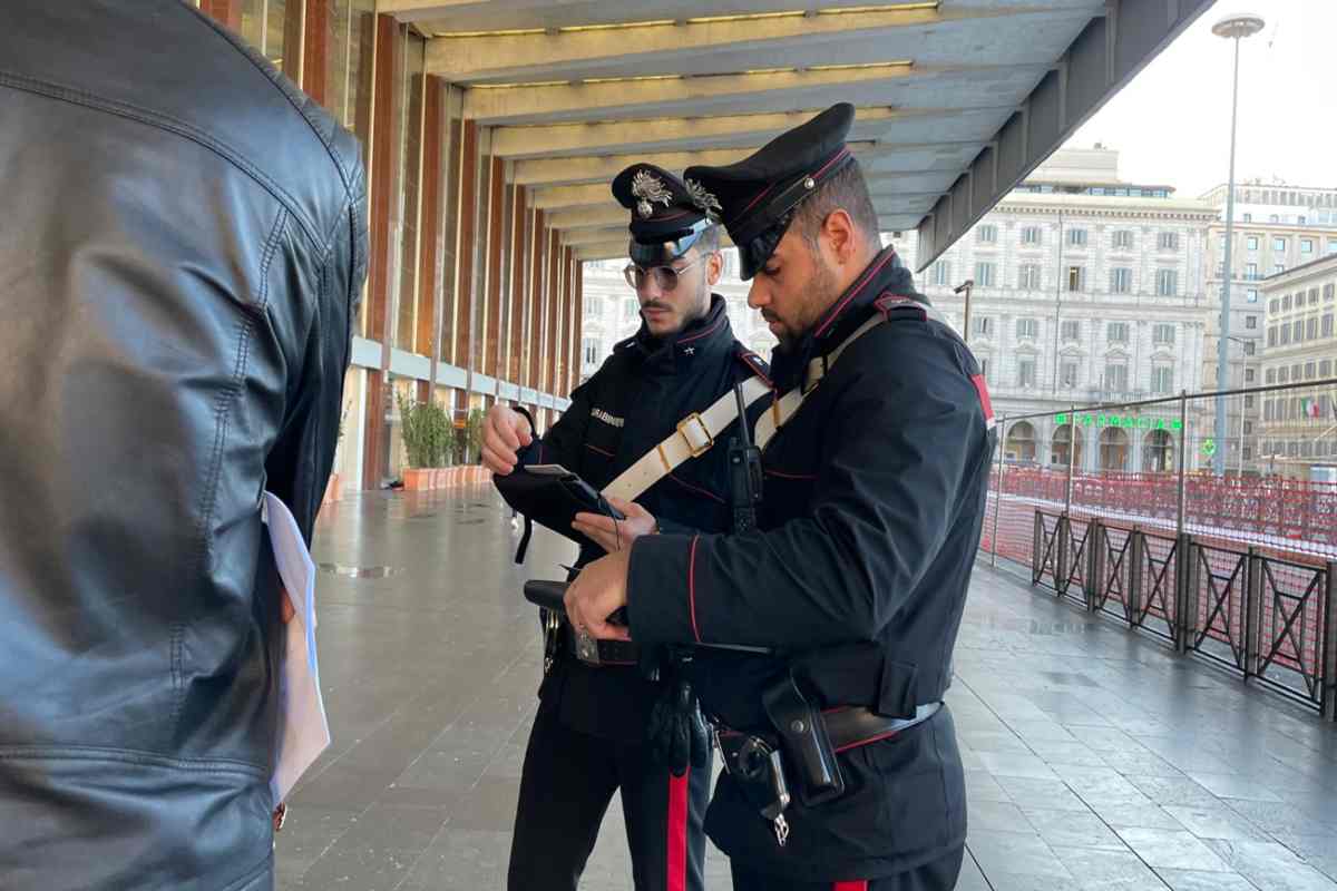 I controlli dei carabinieri a Roma Termini