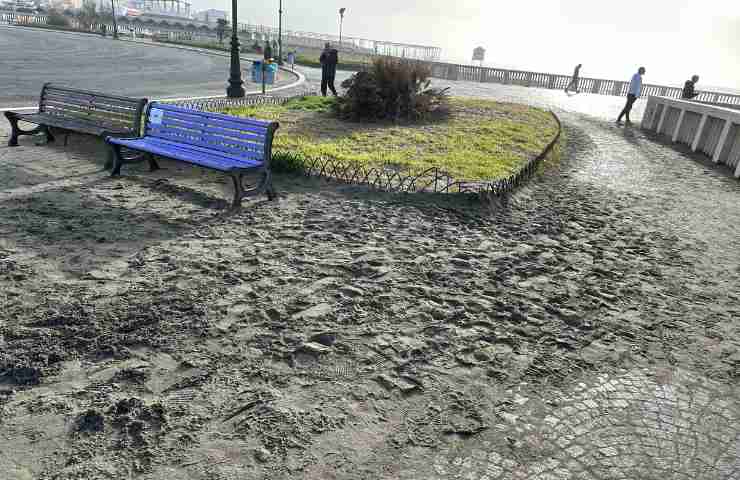 Piazza pedonale del Pontile sommersa dalla sabbia