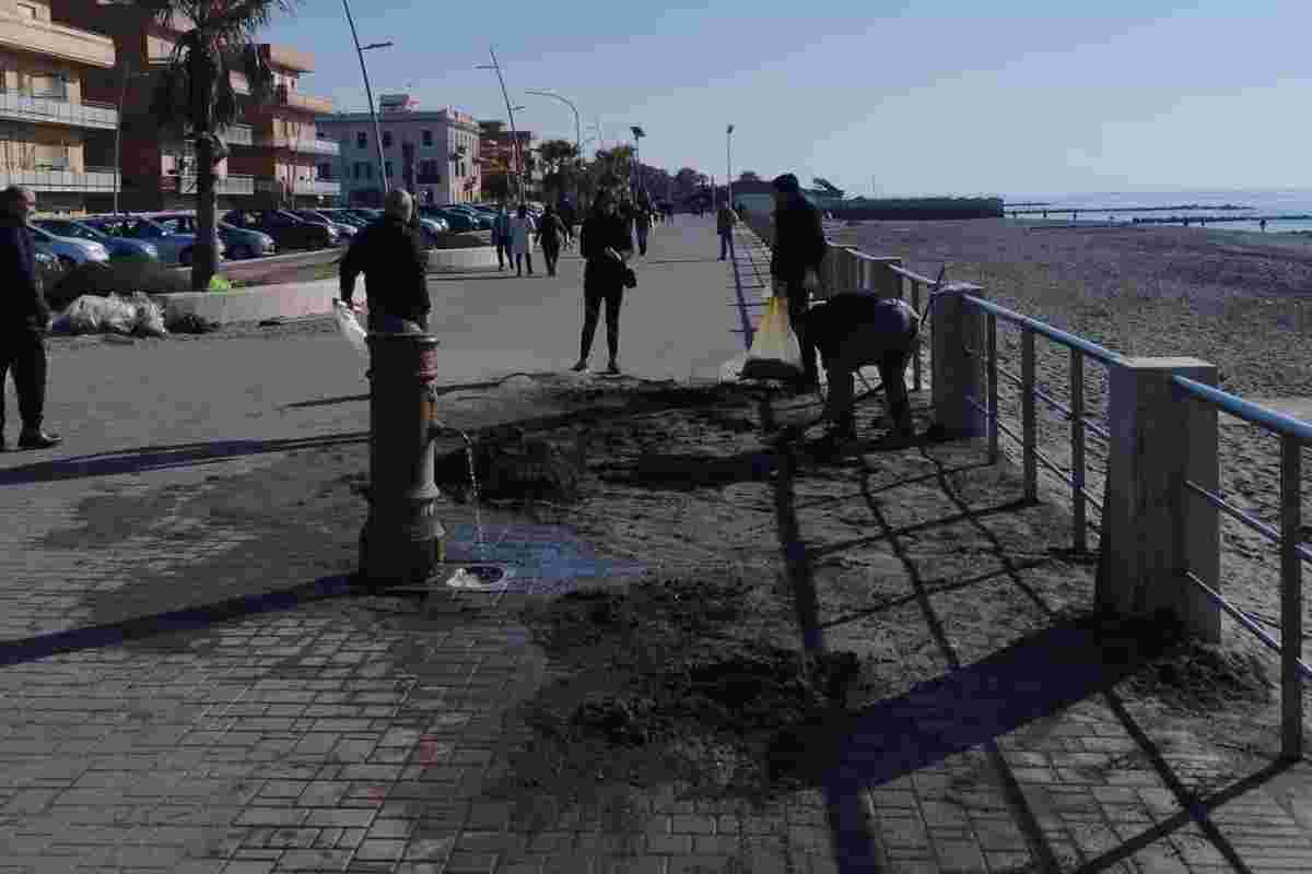 Sabbia sul lungomare Duca degli Abruzzi