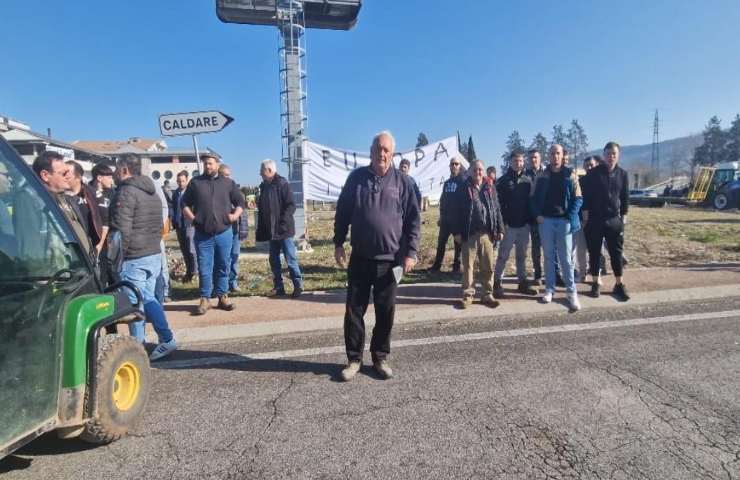 Trattori occupano la rotatoria del casello di Orte