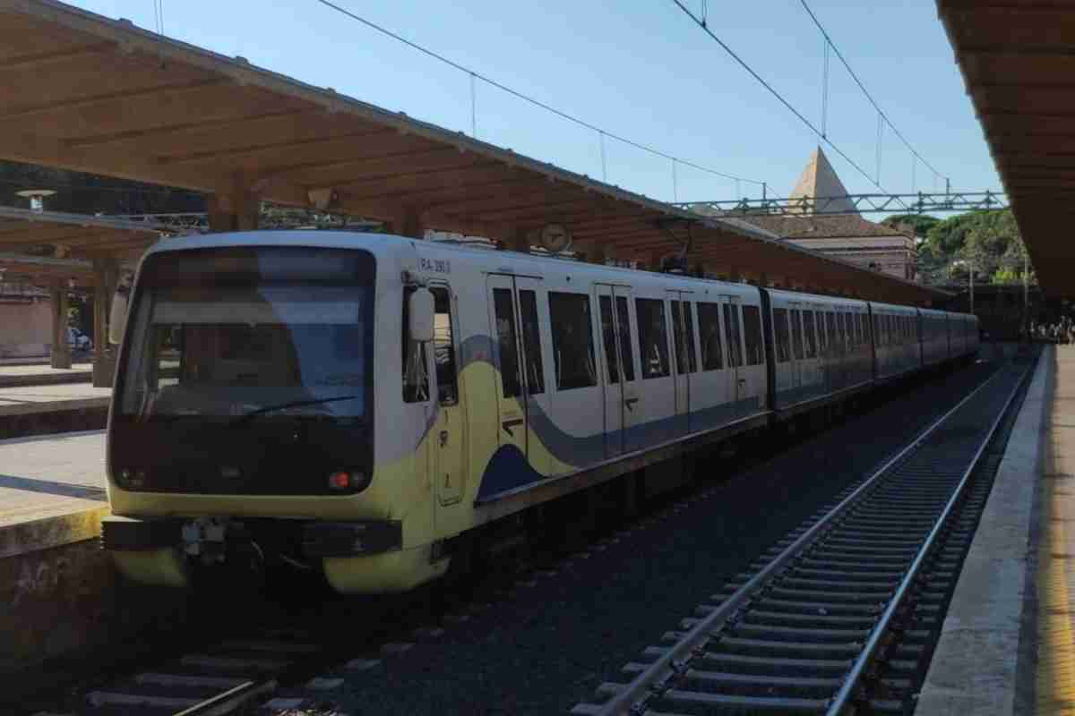 Treno alla stazione di Piramide