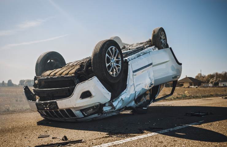 Un'automobile ribaltata dopo un incidente stradale