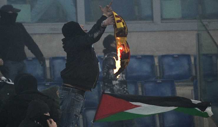 Tifosi laziali durante il derby, ai quarti di finale di Coppa Italia - www.IlCorrieredellacità.com