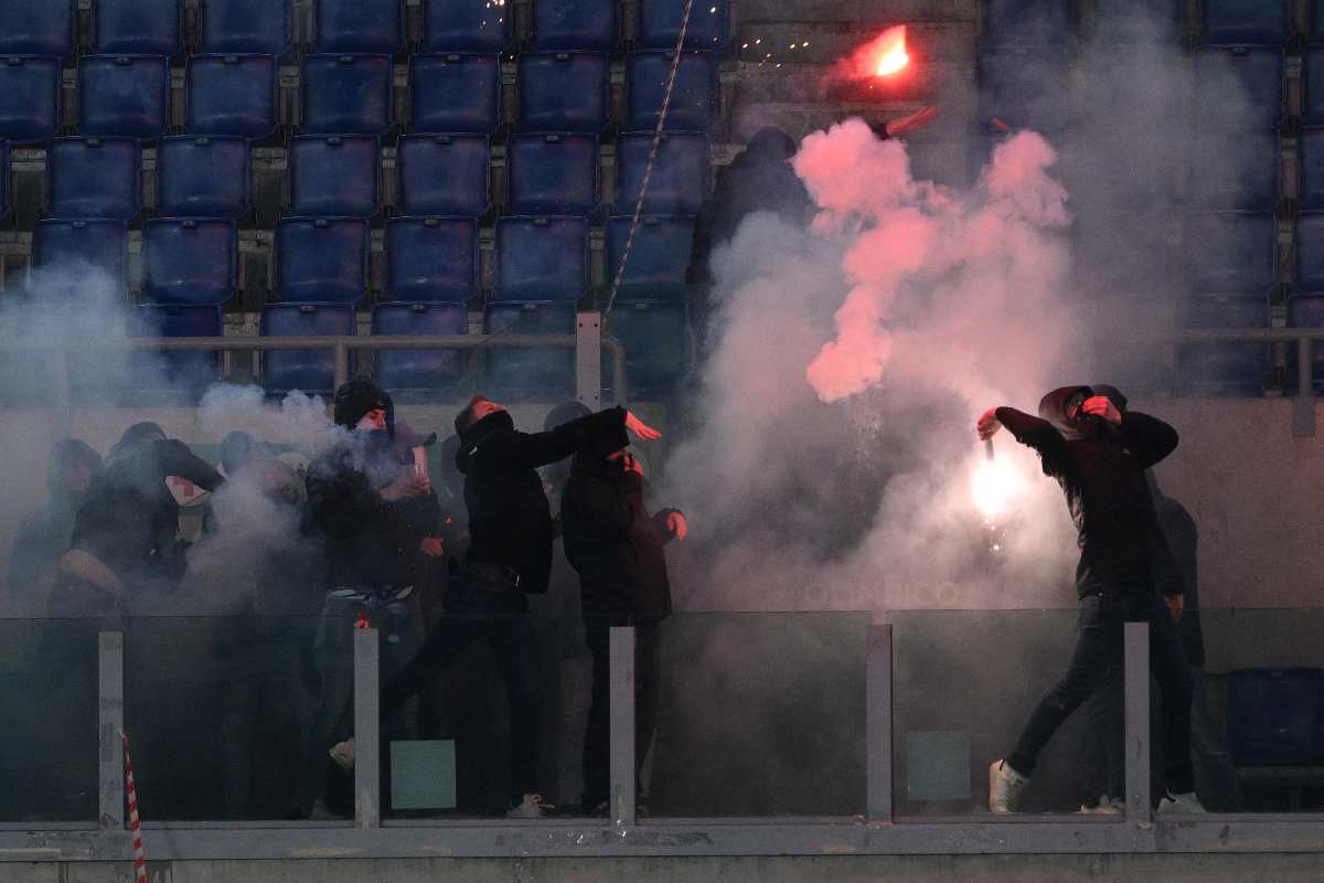 Momenti di tensione tra i tifosi romanisti e biancocelesti a pochi minuti dell'inizio del match di Coppa Italia - www.IlCorrieredellacittà.com
