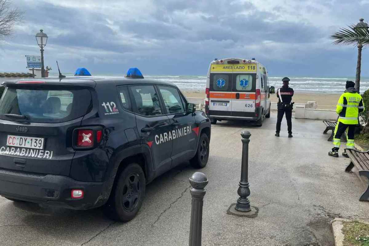 Carabinieri e ambulanza ardea