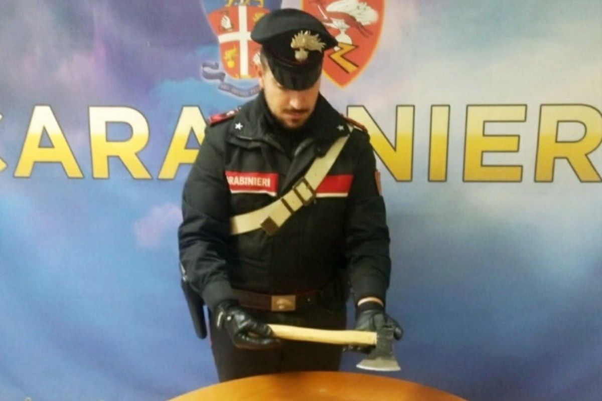 Carabinieri ascia