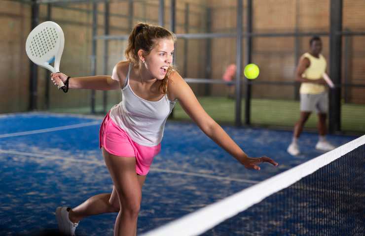 Giocatrice impegnata in match di padel