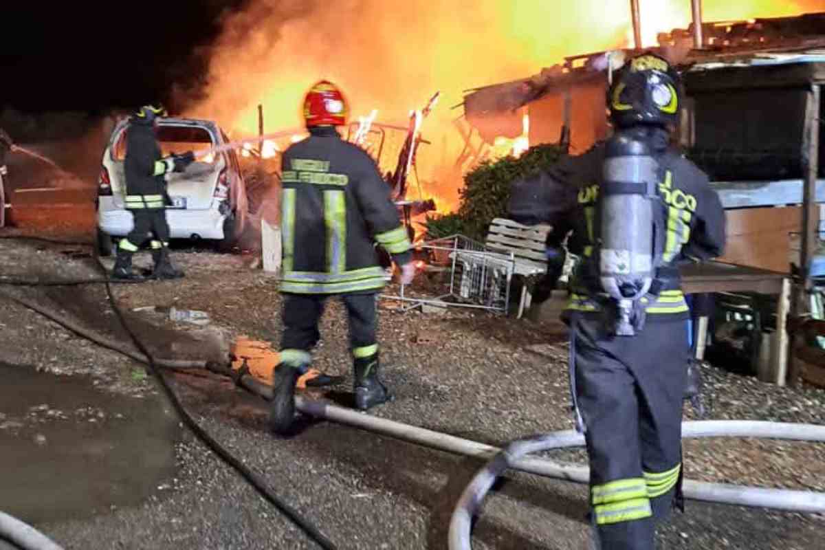 Incendio baracche Idroscalo Ostia