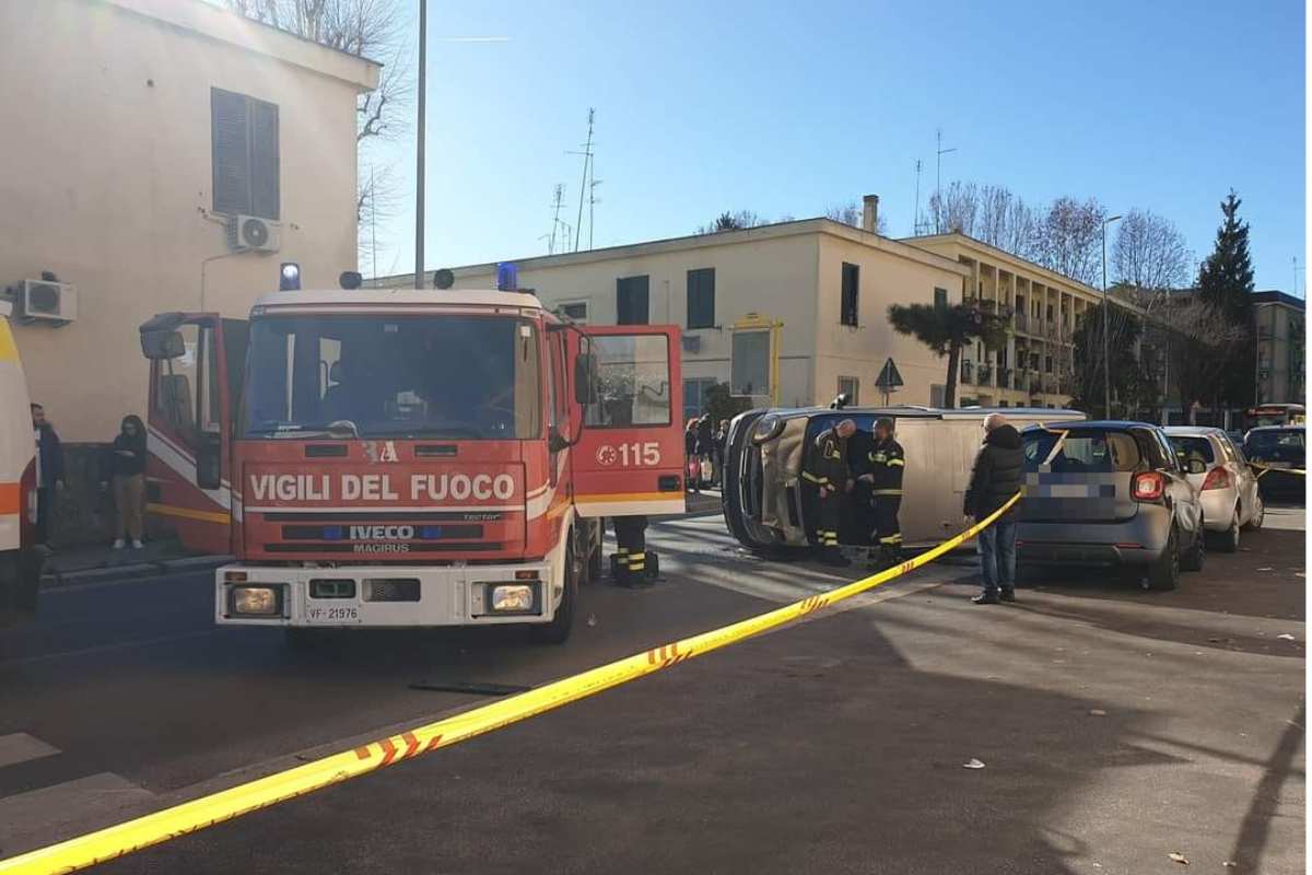 Furgone ribaltato incidente a Roma Trullo