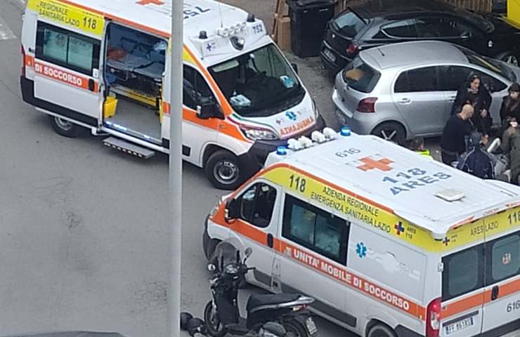 Ambulanza incidente Pomezia via catullo
