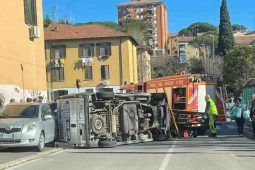 Furgone ribaltato incidente a Roma