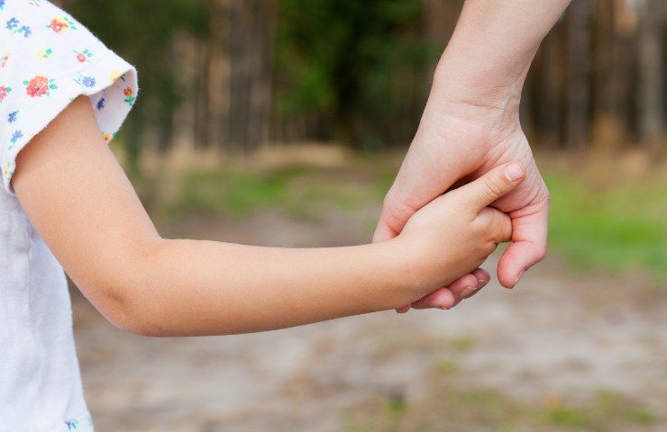 Una bambina di 3 anni è stata molestata per anni dallo zio, che aveva abusato anche della mamma