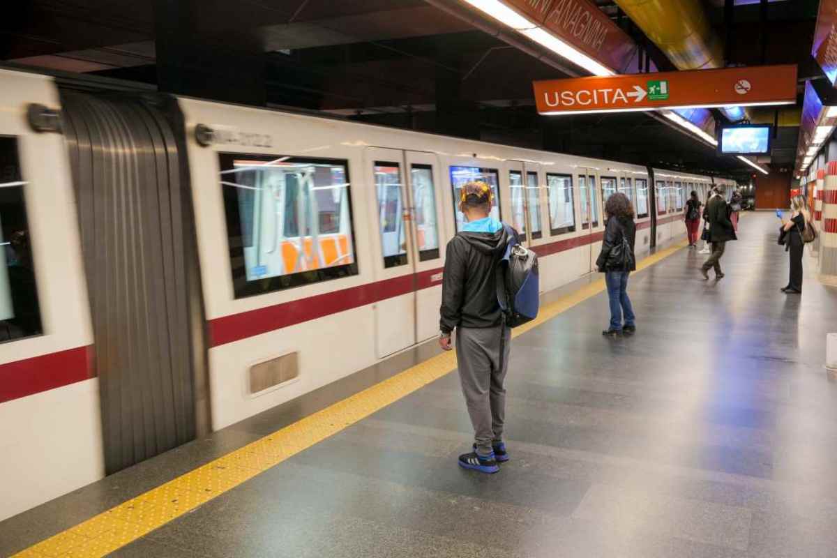 Roma, borseggiatrice in azione in Metro: “In un istante mi ha rubato 350 euro”