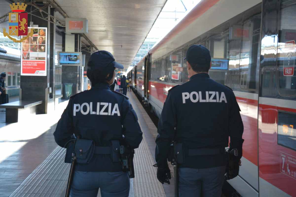 Crea il caos a Termini, calci e pugni ai poliziotti per salire in treno senza biglietto