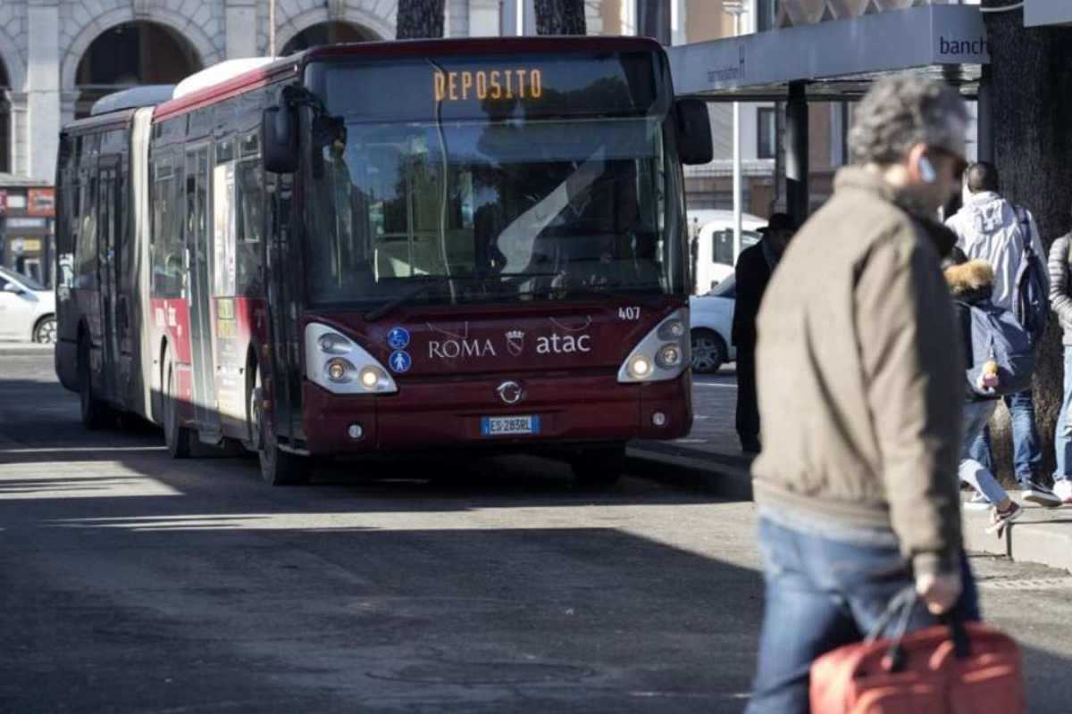 Autobus verso il deposito per sciopero trasporti Roma