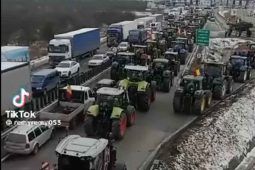 Agricoltori in autostrada