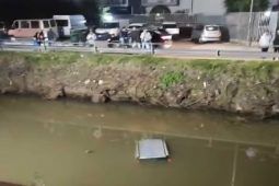 Auto finisce nel canale a Terracina