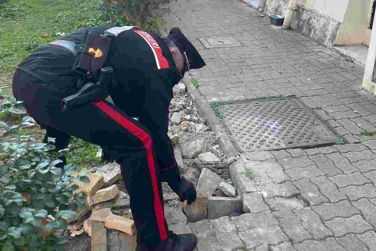 Carabiniere cerca la droga a Roma Est