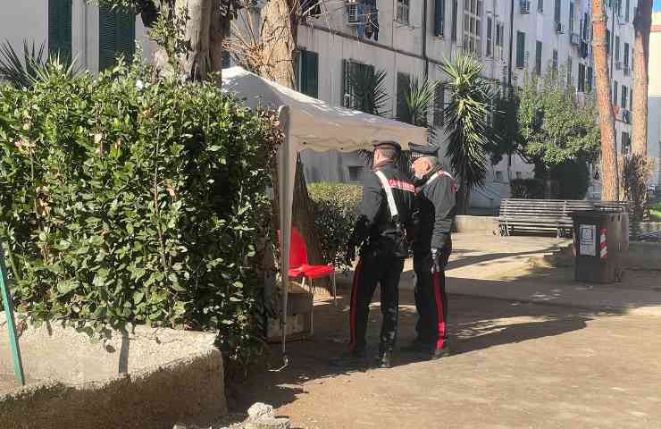Carabinieri in una piazza di spaccio a Roma Est