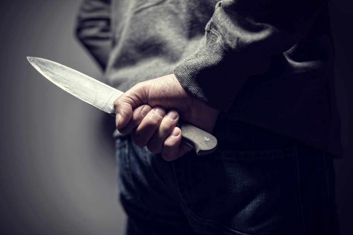 Uomo armato di coltello